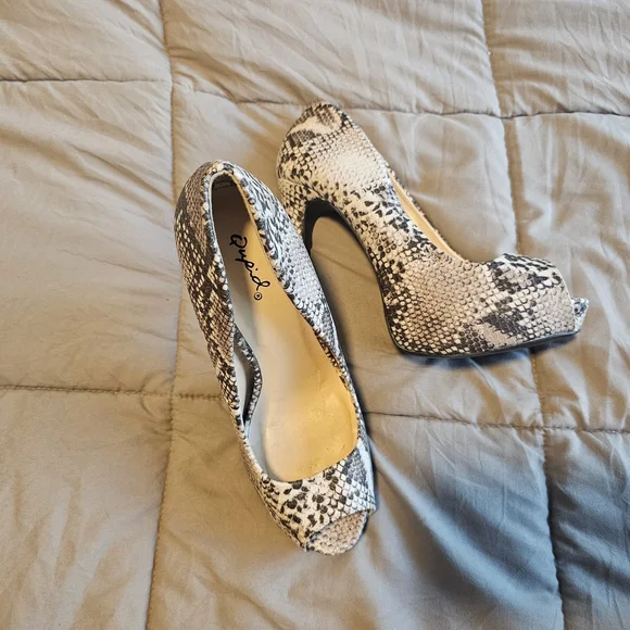 Qupid Snakeskin Patterned Peep Toe Heels - Picture 4 of 5